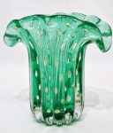 Belíssimo e clássico vaso em vidro artístico de Murano design dito Napoleão de linda tonalidade, feitio gomado com bolhas, pó de ouro espalhado e linda borda. Itália século XX. Perfeito estado de conservação. Mede 15,5 cm de altura x 15 cm de comprimento x 11,5 cm de largura.