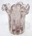 MURANO - Belíssimo vaso em vidro artístico de Murano, design exclusivo de bela tonalidade, feitio gomado com bolhas, pó de ouro espalhado e linda borda tiotada. Perfeito estado de conservação, mede 14,0 cm de altura x 13,0 cm de largura da borda.