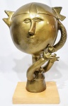 INOS CORRADIN com certificado - ´´MENINA COM PÁSSARO´´ - Belíssima e grandiosa escultura em terracota patinada de excelente qualidade escultórica representando clássica figura de Menina com pássaro, elegantemente montada sobre base de madeira. Assinado Inos. Perfeito estado de conservação. Mede 42,5 x 21 x 17 cm. Acompanha certificado de autenticidade emitido pelo artista e registrado em cartório. NOTA: Artista premiado e catalogado.1929 Nasce em 14 de novembro, em Vogogna, Piemonti, Itália.