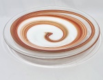 Grandioso e lindo centro de mesa executado em pesado vidro artístico de murano, design moderno e exclusivo com ricas tonalidades. Perfeito estado de conservação. Mede 9,0 cm de altura x 44 cm de diâmetro da borda.
