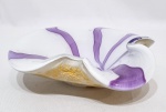 Elegante e antigo centro de mesa executado finamente em vidro artístico de murano de excepcional qualidade, design exclusivo rico em movimentos com ouro espalhado abaixo da peça. Mede 5,0 cm de altura x 20 x 21 cm da borda aproximadamente. Impecável estado de conservação.