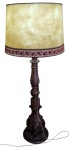 ABAJUR 160 X 55 CM - Imponente e belíssimo abajur tocheiro de chão, executado finamente em pesada madeira nobre de excepcional qualidade e manufatura, adornado por elegante e riquíssimo trabalho torneado com volutas. Perfeito estado de conservação, cúpula com rico trabalho floral.