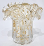 Belíssimo e clássico vaso em vidro artístico de Murano design dito Napoleão de linda tonalidade, feitio gomado com bolhas, pó de ouro espalhado e linda borda. Itália século XX. Perfeito estado de conservação. Mede 13,5 cm de altura x 13,0 cm de comprimento x 10,0 cm de largura.