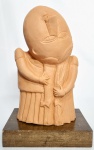 INOS CORRADIN com certificado - ''MENINA DE CABEÇA PARA BAIXO'' - Raríssima e linda escultura executada á mão em terracota patinada de excelente qualidade escultórica, elegantemente montada sobre base de madeira nobre. Assinado Inos. Perfeito estado de conservação. Mede 27 cm de altura x 17 cm de comprimento x 12 cm de largura. Acompanha certificado de autenticidade emitido pelo artista e registrado em cartório. NOTA: Artista premiado e catalogado.1929 Nasce em 14 de novembro, em Vogogna, Piemonti, Itália. Com alguns meses seus pais transferem-se para Montreaux, Suíça Francesa, onde permanece até os 5 anos de idade. Depois, volta para a Itália, em Castelbado, Província de Padova, terra de seus pais, onde passa a infância e juventude. 1945 estuda pintura com o professor Tardivello. 1947Colabora com o pintor Pendini na execução de um mural alusivo aos mártires da resistência italiana, em Castelbaldo, Padova Itália. 1950Chega ao Brasil, estabelecendo-se em Jundiaí, São Paulo. 1951Conhece o pintor argentino Osvaldo Navarro que dirige o Atelier Cooperativa Politone na Vila Mariana, São Paulo. É convidado a fazer parte do núcleo artístico do qual participam, entre outros, os pintores: Ian Woronieki e Geraldo Trindade Leal e mais cinco pintores. 1952Convidado a participar do II Salão Paulista de arte moderna de São Paulo. 1953Chega a Salvador da Bahia com o pintor Trindade Leal. Conhece o grupo artístico baiano da época: Mário Cravo Júnior, Rubens Valentin, Aguinaldo dos Santos, Caribè, Raimundo de Oliveira, Pancetti, Jenner Augusto, Wilson Rocha e Mirabeau Sampaio, o crítico Wilson Rocha e o cantor e compositor Dorival Caymmi. 1954Convidado a participar do Salão Nacional de Arte Moderna do Rio de Janeiro.Osvaldo Gil Navarro o convida a participar da equipe de cenógrafos do Ballet do IV Centenário de São Paulo. Executa cenários para ballet e peças teatrais para Rugero Giacobbi e Aldo Cravo.1955Continua ativo como cenógrafo. 1957Começa uma nova fase de sua vida. Chega a Ibiúna, São Paulo, onde pinta e trabalha com os madeireiros que na época tinham na madeira sua principal fonte de economia, de onde extraia madeira para sua pequena fábrica de brinquedos. Nesta cidade, conhece o seu primeiro e mais importante marchand: Américo Reisfeld, que após cessar suas atividades é sucedido por seu genro, o Sr. Josef Bar-Tzion, que o representa em diversas exposições internacionais. 1960Casa-se com Maria Helena Rolin Carmelo com a qual teve três filhos. 1976É representado pela Sra. Carla Surian Albori com exclusividade européia. 1977Faz sua primeira exposição individual na Galeria de Arte André São Paulo, hoje denominada Nova André Galeria, onde trabalhou com exclusividade para André Blau, desde o começo da década de 60. 1979Contratado para pintar um cenário 8 x 11m para o teatro de Rovigo Itália 1990A Prefeitura de Jundiaí adquire 5 obras, com motivos religiosos, que estão expostos no Velório Municipal Adamastor Fernandes. 1993A Prefeitura Municipal de Jundiaí lhe presta uma homenagem pelos seus 40 Anos de Pintura, organizando uma exposição retrospectiva no Paço Municipal Nova Jundiaí, com obras emprestadas por inúmeros colecionadores. 1997Lança o livro La Visione Incantata na Nova André Galeria, em S.Paulo, com uma exposição. (livro lançado simultaneamente no Brasil e na Europa), lançado por Edas Edizioni DArte Surian. 2001Lança seu livro Venticinque Anni di mostre in Europa, lançado por Edas Edizioni DArte Surian. 2002A Companhia Italiana Costa Navegações lança ao mar o navio Costa Atlântica em Veneza e o contrata para decorar suas cabines com 800 serigrafias e 42 óleos sobre tela.Passa a fazer parte dos anais da Câmara Federal com discurso feito pelo Deputado Federal André Benassi ressaltando sua importância na pintura no Brasil e exterior. 2004Comemora 50 anos de pintura com uma super exposição no Hotel Intercontinental, na Al.Santos em S.Paulo, onde lançou seu livro 50 Anos de Pintura, editado por Auderi Martins. 2005É solicitado pela Prefeitura Municipal de Jundiaí, através do Prefeito Ary Fossen para criar um selo comemorativo dos 350 anos da cidade. Este selo também foi lançado pela Empresa Brasileira de Correios e Telégrafos. 2006É homenageado pela Associação Terapêutica de Estimulação Auditiva e Linguagem - ATEAL, juntamente com a Prefeitura Municipal de Jundiaí, em função de sua benemerência com as crianças assistidas dessa ONG, que inclusive reproduziram de forma singular algumas de suas obras. 2007Pinta o óleo sobre tela Tributo à Serra do Japi (l,80 x 9,00m), cuja réplica transformada num painel de 9,00 e 4,5 metros, encontra-se em exposição permanente na Rodoviária de Jundiaí, a convite do Prefeito Ary Fossen. 2008Lançamento do documentário INOS que traça um panorama de sua vida artística nos seus 56 anos de carreira, bem como curiosidades de sua vida pessoal. 2009Ano em que Inos completa 80 anos. As comemorações começaram em maio, na Itália, onde ele foi homenageado pela Prefeitura de Padova, através do Prefeito Flavio Zanonato, com uma exposição num Palácio Medieval do século XVI, na Salla della Gran Guardia na Piazza dei Signori.Em setembro, Inos fecha as comemorações com uma grande exposição na Nova André Galeria, onde trabalhou com exclusividade por 30 anos. Inos retorna à sua velha casa, depois de percorrer um longo caminho com mais de 200 exposições internacionais.Ainda em 2009,lança a 2ª edição do livro 50 Anos de Pintura com uma noite de autógrafos na Livraria da Vila, Al.Lorena em S.Paulo; 2010A Prefeitura de Jundiaí, por iniciativa do prefeito, Sr. Miguel Haddad, presta-lhe uma homenagem pelos seus 80 anos com uma exposição de esculturas e fotos de sua carreira ao lado de familiares e celebridades do mundo das artes, da música e da política nacional e internacional. O momento mais emocionante da homenagem foi o espetáculo musical, organizado por sua assessora Sandra Carnio, chamado Um concerto para Inos com músicas que retrataram momentos marcantes da vida do pintor, tendo à frente a cantora Clarina Fasanaro e músicos convidados.A convite do artista Ivald Granato passa a integrar o Grupo dos Onze (G11). O referido grupo é composto de renomados artistas da atualidade, dentre eles Cláudio Tozzi, Mario Gruber, Peticov, entre outros.A escultura O Saxofonista é escolhida para premiar sessenta grandes nomes da indústria musical brasileira no evento Expo Show Business, promovido por Tom Gomes. Dentre os premiados, Dody Serena, empresário do cantor Roberto Carlos, Guto Graça Mello, produtor musical da TV Globo, Marcelo Castello Branco, presidente da gravadora EMI e José Celso Guida, diretor geral da gravadora Biscoito Fino. 2011É homenageado com a exposição Gabinete de Arte Inos Corradin na Câmara Federal Brasília - DF , por ocasião do Momento Itália/Brasil. Inos que chegou ao Brasil na década de 50 é um símbolo da ligação e amizade entre brasileiros e italianos. 2013É homenageado na cidade de Padova - Itália, com o prêmio "Città di Padova 2013" pela sua trajetória artística.