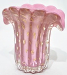 Belíssimo e clássico vaso em vidro artístico de Murano design dito Napoleão de linda tonalidade, feitio gomado com bolhas, pó de ouro espalhado e linda borda. Itália século XX. Perfeito estado de conservação. Mede 14,0 cm de altura x 13,0 cm de comprimento x 11,0 cm de largura.