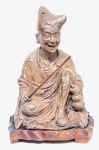 ORIENTE - Linda e grande escultura executada finamente em antiga e pesada técnica mista a base de resina, representando expressiva figura religiosa oriental rica em movimentos. Sustentada sobre base de madeira trabalhada. Bom estado de conservação. Mede 34,0 cm de altura x 23,0 cm de comprimento x 18,0 cm de largura. Oportunidade.