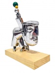INOS CORRADIN com certificado - ''Equilibrista'' - Elegante e belíssima escultura em rara técnica de alumínio de excepcional fundição e qualidade escultórica, elegantemente montada sobre base de madeira. Assinado Inos. Perfeito estado de conservação. Mede 29,5 x 25 x 11 cm. Acompanha certificado de autenticidade emitido pelo artista e registrado em cartório. NOTA: Artista premiado e catalogado.1929 Nasce em 14 de novembro, em Vogogna, Piemonti, Itália. Com alguns meses seus pais transferem-se para Montreaux, Suíça Francesa, onde permanece até os 5 anos de idade. Depois, volta para a Itália, em Castelbado, Província de Padova, terra de seus pais, onde passa a infância e juventude. 1945 estuda pintura com o professor Tardivello. 1947Colabora com o pintor Pendini na execução de um mural alusivo aos mártires da resistência italiana, em Castelbaldo, Padova Itália. 1950Chega ao Brasil, estabelecendo-se em Jundiaí, São Paulo. 1951Conhece o pintor argentino Osvaldo Navarro que dirige o Atelier Cooperativa Politone na Vila Mariana, São Paulo. É convidado a fazer parte do núcleo artístico do qual participam, entre outros, os pintores: Ian Woronieki e Geraldo Trindade Leal e mais cinco pintores. 1952Convidado a participar do II Salão Paulista de arte moderna de São Paulo. 1953Chega a Salvador da Bahia com o pintor Trindade Leal. Conhece o grupo artístico baiano da época: Mário Cravo Júnior, Rubens Valentin, Aguinaldo dos Santos, Caribè, Raimundo de Oliveira, Pancetti, Jenner Augusto, Wilson Rocha e Mirabeau Sampaio, o crítico Wilson Rocha e o cantor e compositor Dorival Caymmi. 1954Convidado a participar do Salão Nacional de Arte Moderna do Rio de Janeiro.Osvaldo Gil Navarro o convida a participar da equipe de cenógrafos do Ballet do IV Centenário de São Paulo. Executa cenários para ballet e peças teatrais para Rugero Giacobbi e Aldo Cravo.1955Continua ativo como cenógrafo. 1957Começa uma nova fase de sua vida. Chega a Ibiúna, São Paulo, onde pinta e trabalha com os madeireiros que na época tinham na madeira sua principal fonte de economia, de onde extraia madeira para sua pequena fábrica de brinquedos. Nesta cidade, conhece o seu primeiro e mais importante marchand: Américo Reisfeld, que após cessar suas atividades é sucedido por seu genro, o Sr. Josef Bar-Tzion, que o representa em diversas exposições internacionais. 1960Casa-se com Maria Helena Rolin Carmelo com a qual teve três filhos. 1976É representado pela Sra. Carla Surian Albori com exclusividade européia. 1977Faz sua primeira exposição individual na Galeria de Arte André São Paulo, hoje denominada Nova André Galeria, onde trabalhou com exclusividade para André Blau, desde o começo da década de 60. 1979Contratado para pintar um cenário 8 x 11m para o teatro de Rovigo Itália 1990A Prefeitura de Jundiaí adquire 5 obras, com motivos religiosos, que estão expostos no Velório Municipal Adamastor Fernandes. 1993A Prefeitura Municipal de Jundiaí lhe presta uma homenagem pelos seus 40 Anos de Pintura, organizando uma exposição retrospectiva no Paço Municipal Nova Jundiaí, com obras emprestadas por inúmeros colecionadores. 1997Lança o livro La Visione Incantata na Nova André Galeria, em S.Paulo, com uma exposição. (livro lançado simultaneamente no Brasil e na Europa), lançado por Edas Edizioni DArte Surian. 2001Lança seu livro Venticinque Anni di mostre in Europa, lançado por Edas Edizioni DArte Surian. 2002A Companhia Italiana Costa Navegações lança ao mar o navio Costa Atlântica em Veneza e o contrata para decorar suas cabines com 800 serigrafias e 42 óleos sobre tela.Passa a fazer parte dos anais da Câmara Federal com discurso feito pelo Deputado Federal André Benassi ressaltando sua importância na pintura no Brasil e exterior. 2004Comemora 50 anos de pintura com uma super exposição no Hotel Intercontinental, na Al.Santos em S.Paulo, onde lançou seu livro 50 Anos de Pintura, editado por Auderi Martins. 2005É solicitado pela Prefeitura Municipal de Jundiaí, através do Prefeito Ary Fossen para criar um selo comemorativo dos 350 anos da cidade. Este selo também foi lançado pela Empresa Brasileira de Correios e Telégrafos. 2006É homenageado pela Associação Terapêutica de Estimulação Auditiva e Linguagem - ATEAL, juntamente com a Prefeitura Municipal de Jundiaí, em função de sua benemerência com as crianças assistidas dessa ONG, que inclusive reproduziram de forma singular algumas de suas obras. 2007Pinta o óleo sobre tela Tributo à Serra do Japi (l,80 x 9,00m), cuja réplica transformada num painel de 9,00 e 4,5 metros, encontra-se em exposição permanente na Rodoviária de Jundiaí, a convite do Prefeito Ary Fossen. 2008Lançamento do documentário INOS que traça um panorama de sua vida artística nos seus 56 anos de carreira, bem como curiosidades de sua vida pessoal. 2009Ano em que Inos completa 80 anos. As comemorações começaram em maio, na Itália, onde ele foi homenageado pela Prefeitura de Padova, através do Prefeito Flavio Zanonato, com uma exposição num Palácio Medieval do século XVI, na Salla della Gran Guardia na Piazza dei Signori.Em setembro, Inos fecha as comemorações com uma grande exposição na Nova André Galeria, onde trabalhou com exclusividade por 30 anos. Inos retorna à sua velha casa, depois de percorrer um longo caminho com mais de 200 exposições internacionais.Ainda em 2009,lança a 2ª edição do livro 50 Anos de Pintura com uma noite de autógrafos na Livraria da Vila, Al.Lorena em S.Paulo; 2010A Prefeitura de Jundiaí, por iniciativa do prefeito, Sr. Miguel Haddad, presta-lhe uma homenagem pelos seus 80 anos com uma exposição de esculturas e fotos de sua carreira ao lado de familiares e celebridades do mundo das artes, da música e da política nacional e internacional. O momento mais emocionante da homenagem foi o espetáculo musical, organizado por sua assessora Sandra Carnio, chamado Um concerto para Inos com músicas que retrataram momentos marcantes da vida do pintor, tendo à frente a cantora Clarina Fasanaro e músicos convidados.A convite do artista Ivald Granato passa a integrar o Grupo dos Onze (G11). O referido grupo é composto de renomados artistas da atualidade, dentre eles Cláudio Tozzi, Mario Gruber, Peticov, entre outros.A escultura O Saxofonista é escolhida para premiar sessenta grandes nomes da indústria musical brasileira no evento Expo Show Business, promovido por Tom Gomes. Dentre os premiados, Dody Serena, empresário do cantor Roberto Carlos, Guto Graça Mello, produtor musical da TV Globo, Marcelo Castello Branco, presidente da gravadora EMI e José Celso Guida, diretor geral da gravadora Biscoito Fino. 2011É homenageado com a exposição Gabinete de Arte Inos Corradin na Câmara Federal Brasília - DF , por ocasião do Momento Itália/Brasil. Inos que chegou ao Brasil na década de 50 é um símbolo da ligação e amizade entre brasileiros e italianos. 2013É homenageado na cidade de Padova - Itália, com o prêmio "Città di Padova 2013" pela sua trajetória artística.