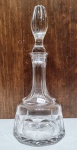 ATLANTIS, PORTUGAL - Belíssima e rara botelha, executada em antigo cristal de chumbo de excelente qualidade e manufatura, adornada por riquíssima lapidação dita dedal em tonalidade translúcida. Mede 32,5 cm de altura x 13,5 cm de diâmetro da base. Bom estado de conservação. Portugal, meados do Século XX.