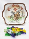 MARCA REGISTRADA - H - JAPÃO - Raro e lindíssimo covilhete, feito em porcelana de ótima qualidade e manufatura, adornada por rico trabalho com filetes á ouro nas bordas. Acompanha 5 mini balas em vidro artístico de Murano. Perfeito estado de conservação, mede 3,5 cm de altura x 17,0 cm de comprimento x 14,0 cm de largura.