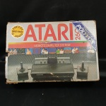 ATARI - 2600 - Lote composto por antigo videogame Atari 2600 sem garantia de funcionamento, caixa or