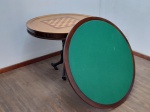 MOBILIÁRIO - Bela mesa redonda de jogo, padrão luxo, com tampo duplo, sendo 1 em madeira marchetada com tabuleiro de xadrez ao centro e outro de sobrepor com feltro verde e borda em madeira, possui gavetas e suporte para copos, pés trípode em fer forgê em formato de galhos. Med. 79x98 cm e 107 cm.