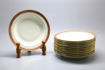 PORCELANA - Parte de jogo de jantar, LIMOGES - PARIS - Porcelana branca com faixa rubi e farta douração. Composto de: 12 pratos fundos. Med. 24 cm.