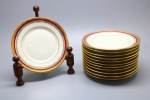 PORCELANA - Parte de jogo de jantar, LIMOGES - PARIS - Porcelana branca com faixa rubi e farta douração. Composto de: 12 pratos pão. Med. 15,5 cm.