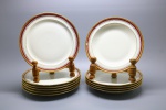 PORCELANA - Parte de jogo de jantar, LIMOGES - PARIS - Porcelana branca com faixa rubi e farta douração. Composto de: 5 pratos fundos, 6 pratos rasos. Med. 15,5 cm.