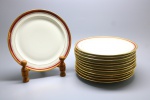 PORCELANA - Parte de jogo de jantar, LIMOGES - PARIS - Porcelana branca com faixa rubi e farta douração. Composto de: 12 pratos rasos. Med. 24 cm.