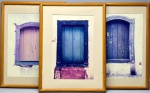 QUADROS - Trio de quadros com belas fotografias de janelas de casarões da histórica cidade de TIRADENTES. Envidraçados e emoldurados. Med. 29x19 cm e 39x29 cm. Falta vidro de uns dos quadros.