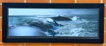 QUADRO - Bela e elegante reprodução da premiada fotografia de Philip Plisson, Têmpete sur la Côte Sauvage de Quiberon, em papel semi-mate de alta qualidade.  Possui vidro e moldura preta, sem passe-partout. Med. 52x150 cm e 65x163 cm.