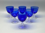 DEMI CRISTAL - Raro conjunto de 6 taças de água em demi-cristal, soprados à mão, em lindo azul cobalto e com haste transparente. Peças fabricadas na década de 1960 e em perfeito estado de conservação. Alt. 13,5 cm.