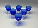 DEMI CRISTAL - Raro conjunto de 6 taças de vinho em demi-cristal, soprados à mão, em lindo azul cobalto e com haste transparente. Peças fabricadas na década de 1960 e em perfeito estado de conservação. Alt. 12 cm.