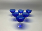 DEMI CRISTAL - Raro conjunto de 6 taças para espumantes em demi-cristal, soprados à mão, em lindo azul cobalto e com haste transparente. Peças fabricadas na década de 1960 e em perfeito estado de conservação. Alt. 11 cm.