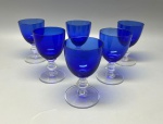DEMI CRISTAL - Raro conjunto de 6 taças para vinho branco em demi-cristal, soprados à mão, em lindo azul cobalto e com haste transparente. Peças fabricadas na década de 1960 e em perfeito estado de conservação. Alt. 11 cm.