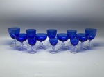 DEMI CRISTAL - Raro conjunto de 12 taças diversas em demi-cristal, soprados à mão, em lindo azul cobalto e com haste transparente. Peças fabricadas na década de 1960 e em perfeito estado de conservação. Alt. Maior 13,5 cm e menor 11 cm.