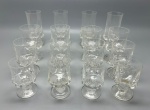 CRISTAL - Conjunto de 16 taças de cristal, com base redonda e lapidação levemente facetada. Composta de; 4 taças de água, 4 taças de vinho, 4 taças vinho branco e 4 taças para licor. Med. 16 cm, 13 cm, 12 cm e 10 cm.