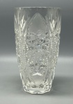 CRISTAL - Magnífico vaso floreira em antigo cristal da BOHEMIA translúcido, com rica lapidação em baixo relevo. Peça fabricada na década de 1960 e em perfeito estado de conservação.  Med. 20,5x11,5 cm.