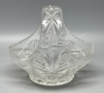 CRISTAL - Maravilhosa cesta em antigo cristal da BOHEMIA translúcido, ricamente lapidada, com estrelas e frisos geométricos. Peça fabricada na década de 1960 e em perfeito estado de conservação. Med. 19,5x20x12 cm.