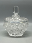 CRISTAL - Belíssima bombonière em antigo cristal da BOHEMIA translúcido, fabricada na década de 1960, ricamente lapidada no padrão estrela, com pega da tampa facetada. Med. 16x14 cm. Peça com pequeno bicado no pegador.
