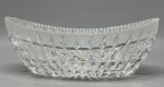 CRISTAL - Belíssimo centro de mesa antigo em cristal europeu translúcido, ricamente lapidado, com borda serrilhada e fundo estrelado. Peça em perfeito estado de conservação. Med.: 21x11,5x8 cm.
