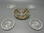 CRISTAL -  Lote de espetacular cinzeiro vintage em cristal da BOHEMIA, em tons incolor e âmbar, ricamente lapidado. Peça fabricada na década de 1950 e em perfeito estado de conservação e 4 porta copos em cristal lapidado. Med. 21x11,5x8 cm e 9 cm.