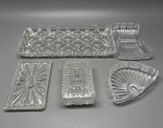 CRISTAL -  Lote de peças em cristal e demi cristal, composta de: 1) Delicada bandejinha antiga em cristal europeu translúcido, com lapidação geométrica. 2) Bela manteigueira vintage em cristal translúcido, finamente lapidada, com presentoir retangular também de cristal lapidado. 3) Par de petisqueiras vintage, em cristal europeu, com lapidação geométrica. Peças fabricadas na década de 1960 e em perfeito estado de conservação. Med. 40x14,5 cm, 16x10x7 cm e 17x10 cm e 15x10 cm.