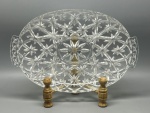 CRISTAL - Belíssima petisqueira antiga em cristal europeu translúcido, magnificamente lapidada e com 5 divisórias. Peça de colecionador fabricada na década de 1960 e em perfeito estado de conservação. Med. 36x24x4 cm.