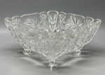 CRISTAL - Lindíssima fruteira quadrada vintage em cristal europeu translúcido e ricamente lapidado,  dotada de bordas recortadas e pés.  Peça de colecionador fabricada na década de 1960 e em perfeito estado de conservação.  Med. 11,5x21,5 cm.