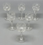 CRISTAL - Conjunto de 6 taças para aperitivos em antigo cristal da BOHEMIA translúcido,  ricamente lapidados em baixo relevo no padrão estrela. Peças delicadíssimas fabricadas na década de 1960 e em perfeito estado de conservação. Med. 7,5x3,5 cm.
