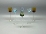 DEMI CRISTAL - Conjunto de 6 copinhos para licor, no estilo ART DECÔ,  em demi-cristal colorido. Alt. 18 cm.