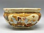 PORCELANA - Belíssimo e antigo cachepot de porcelana japonesa Satsuma, adornada com rica e delicada pintura policromada, contendo douração, representando cenas tradicionais. Med. 20,5x16x10 cm.