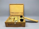 COLECIONISMO - Raro e antigo kit de lustrador elétrico de sapatos, da marca Lustramatic, completa. Estojo em madeira, com logotipo do fabricante. Med. 24x29x11 cm.