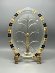 DEMI CRISTAL - Travessa irlandesa oval vintage, representativa do estilo Mid-Century Modern, com design decorativo de árvore da vida no centro e pequenos quadrados em tons de branco, dourado e preto contendo estrelas estilizadas na borda. Med. 37,5x28 cm.