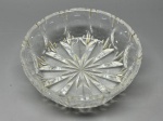 CRISTAL - Belíssimo centro de mesa antigo em cristal europeu translúcido, ricamente lapidado, com borda ondulada e estrelado. Peça em perfeito estado de conservação. Med. 18x6,5 cm.