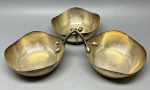 METAL - Bela e delicada petisqueira vintage, em metal dourado, com 3 tigelas interligadas por um puxador no formato de galho de frutas. Med. 29x8 cm.