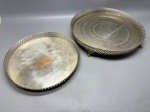 METAL - Lote de 2 salvas em metal espessurados a prata, fundo liso e galeria vazada, elevadas por 3 pés. Maior 6x37 cm e 3x32 cm. Desgastes.