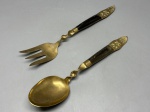 DIVERSOS - Par de elegantes talheres vintage do antigo Sião, da década de 1960, para servir salada, feitos de bronze e cabo em madeira teka, decorados com imagem de Shiva em alto relevo. Med. 25 cm.