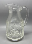 DEMI CRISTAL - Delicada jarra d' água em demi cristal lapidado. Alt. 22 cm.