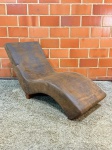 MOBILIÁRIO - Linda chaise longue curvilínea, em excelente estado, forrado de camurça marrom. Peça de decoração atemporal, ideal para adicionar estilo e funcionalidade a qualquer ambiente. Acompanha almofada solta. Med. 87x72x150 cm.