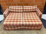MOBILIÁRIO - Chaise dupla, muito confortável e em ótimo estado, com estrutura e estofamento excelentes.  Estofado em linho na cor cru acompanhado de capa xadrez. Almofadas do encosto removíveis.  Podem ser usadas juntas ou separadas. Med. unitária 60x150x110 cm.