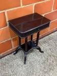 MOBILIÁRIO - Clássica mesa de apoio antiga, em medeira nobre, com entalhes em gomos e gaveta. Possui acabamento esmerado, com pernas torneadas, ligadas por platô inferior, e pés recurvos. Med. 60x47x31 cm. Marcas do tempo.