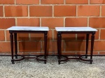 MOBILIÁRIO - Par de charmosas mesas laterais antigas, com design clássico inglês e detalhes refinados. Feita de madeira nobre, com tampo de mármore bisotado e amarração dos pés em X. Med. 57x60x35 cm.