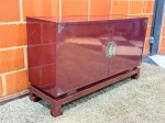 MOBILIÁRIO - Elegante e sofisticado móvel bar vintage, em madeira nobre laqueada na cor vinho, dotado de duas portas, com divisória ao centro e prateleiras de vidro.  Interior todo forrado em veludo vinho, com excelente acabamento em bronze e puxadores de acrílico. Med. 77x130x40 cm. Marcas do tempo e de uso. Pequenas faltas.